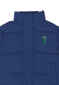 Giacca imbottita blu navy con colletto alto, caratterizzata da un logo ricamato verde sul petto e dettagli a cucitura orizzontale.