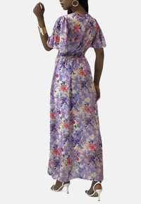 Maxi-jurk van lichtgewicht bloemenstof met paarse, roze en groene patronen; elastische taille; korte pofmouwen; enkellang.