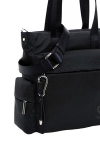 Melna teksturēta rokassoma ar regulējamiem siksnām, ar rāvējslēdzēja kabatu un metāla piederumiem. Iespējas ietver izturīgu austu materiālu un strukturētu dizainu.