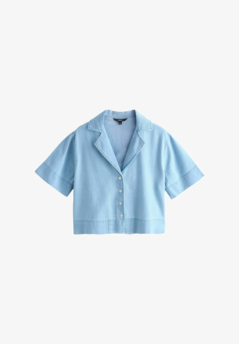 Chemise courte bleu clair à manches courtes, col cranté et boutons sur le devant, fabriquée dans un tissu doux ressemblant à du denim.