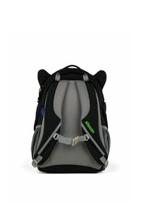 Schwarzer Rucksack mit grauem Mesh-Rückenpaneel, ausgestattet mit gepolsterten Riemen, markanten Katzenohren und einem grünen Logo. Mehrere Fächer zur Aufbewahrung.
