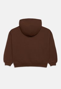 Καφέ κοντό φούτερ με μεγάλο κουκούλα, ριμπ μανσέτες και απαλή υφή. Η πλάτη είναι απλή με καθαρή ραφή.