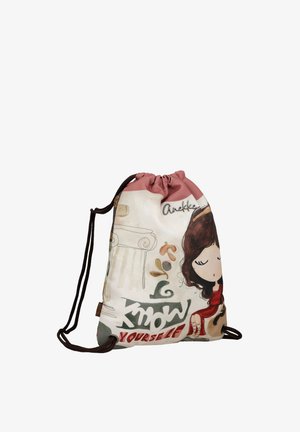 Bolsa con cordón y una ilustración de una niña, texto "Conócete a ti mismo", sección superior rosa y cuerdas negras para los hombros sobre un fondo blanco.