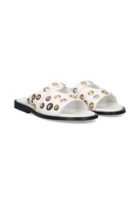 Chanclas blancas con tiras cruzadas, que presentan ojetes decorativos metálicos en dorado, bronce y plateado. Suela negra para un contraste.