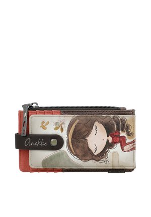 Geldbörse mit Reißverschluss und Druckknopfverschluss, mit einer Illustration eines Mädchens mit geschlossenen Augen, langen braunen Haaren und roten Stiefeln vor einem beige-braunen Hintergrund.