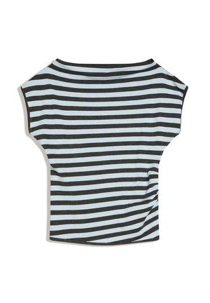 Fekete és világoskék vízszintes csíkos rövid ujjú felső széles csónaknyakrésszel és enyhén bővülő ujjakkal, fehér háttéren laposan elhelyezve.