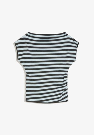 Črna in svetlo modra kratka majica s horizontalnimi črtami, širokim izrezom v obliki čolna in rahlo razširjenimi rokavi, položena na ravno belo ozadje.