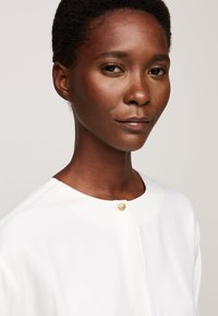 Tommy Hilfiger FLUID  - Pusero - ancient white