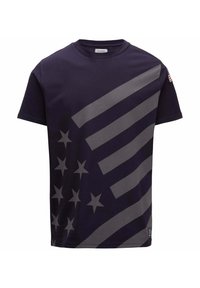 T-shirt navy a maniche corte con una grande grafica grigia di strisce e stelle sul davanti. Realizzato in morbido e leggero cotone.