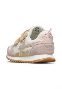 Sneaker con una combinazione di mesh bianco, dettagli in suede rosa e beige, fascetta in velcro regolabile e suola in gomma testurizzata.