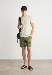 BOSS TAUL - Paprasti marškinėliai - light beige