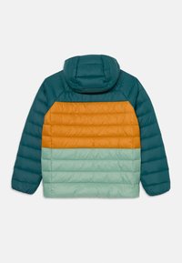 Mekana jakna u tirkiznoj, narančastoj i svijetlozelenoj boji. Ima kapuljaču i horizontalni kvadratasti uzorak. Glatka tekstura i lagani dizajn.