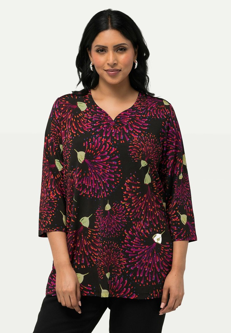 Top nero con maniche a tre quarti caratterizzato da un vivace motivo floreale in viola, rosso e verde. Design a scollo a V, texture del tessuto morbida.