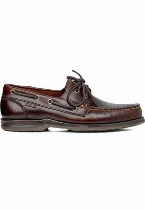 Zapato de barco de cuero marrón con punta redondeada, detalles de cordones, ojales dorados y una suela texturizada para mayor agarre. Presenta acentos de costura visibles.