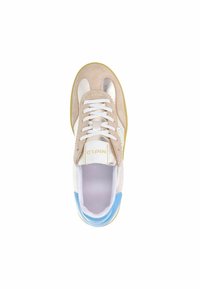 Beige suede en leren sneakers met metallic accenten, witte veters, een blauwe hiel en een gestructureerde rubberen zool. Minimalistisch ontwerp.