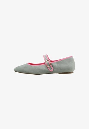 Zapato plano de ante gris con punta afilada, ribete rosa y correa ajustable estilo Mary Jane con hebilla plateada.