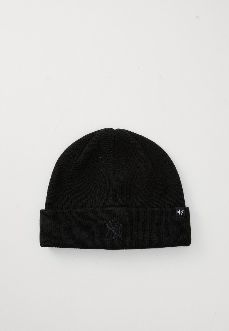 Svart beanie-lue brettet nederst, med en diskret brodert New York-logo og en liten merketag på siden.