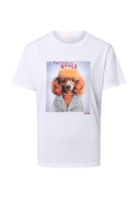 Witte T-shirt met een grafisch ontwerp van een poedel die een bril en een zilveren studs-jack draagt, met de tekst "FAITHFUL STYLE" in het rood.