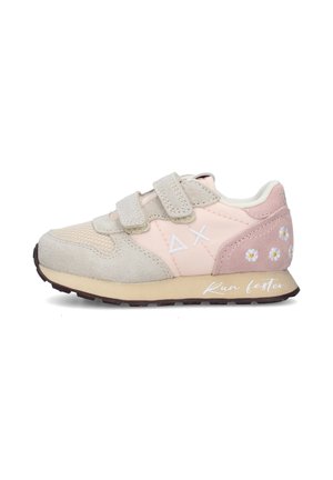 Sneaker rosa e beige per bambini con strap in velcro, margherite bianche ricamate sul tallone e scritta "Run faster" sulla suola intermedia.