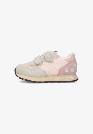 Sneaker rosa e beige per bambini con strap in velcro, margherite bianche ricamate sul tallone e scritta "Run faster" sulla suola intermedia.