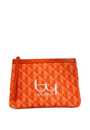Borsetta da polso arancione con motivo geometrico ripetuto e logo bianco "byblos" centrato sul davanti, con chiusura lampo e cinturino.
