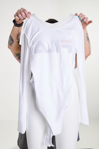 Body bianco a maniche lunghe con scollo rotondo, caratterizzato da un logo FILA sbiadito; il tessuto è morbido con una texture liscia e chiusure a scatto sul fondo.