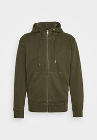 Sudadera con capucha y cremallera en verde oliva, con un bolsillo frontal, capucha con cordón, puños acanalados y logotipo en el pecho. Hecha de un tejido suave y texturizado.