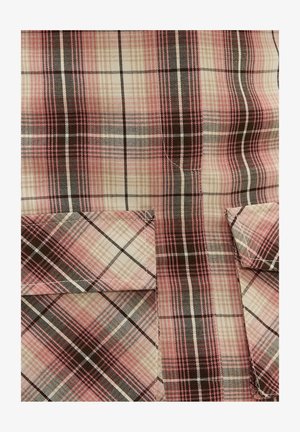 Tissu à carreaux rose, beige et noir avec deux poches à rabat assorties, présentant un motif à carreaux diagonaux et verticaux.