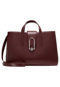 Bordeauxrode leren handtas met een gestructureerde rechthoekige vorm, dubbele handvatten, afneembare schouderriem en zilverkleurige hardware met een gesp.