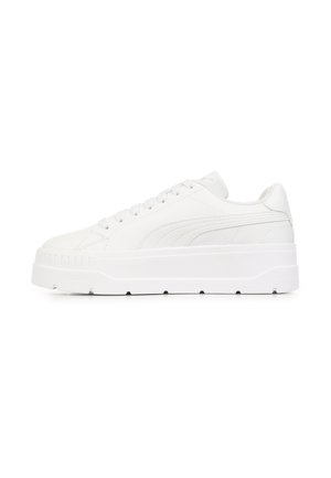 Sneaker bianco basso con suola spessa, chiusura con lacci e dettagli laterali cuciti su uno sfondo bianco semplice.