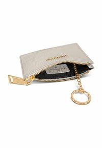 Porte-cartes en cuir texturé gris avec une fermeture éclair dorée, un porte-clés en chaîne et un logo. L'intérieur est doté d'un revêtement noir avec des fentes pour cartes.