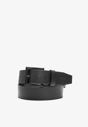 Czarny skórzany pasek o matowym wykończeniu, z prostokątną metalową klamrą i wieloma otworami do regulacji. Posiada gładką, jednolitą teksturę.