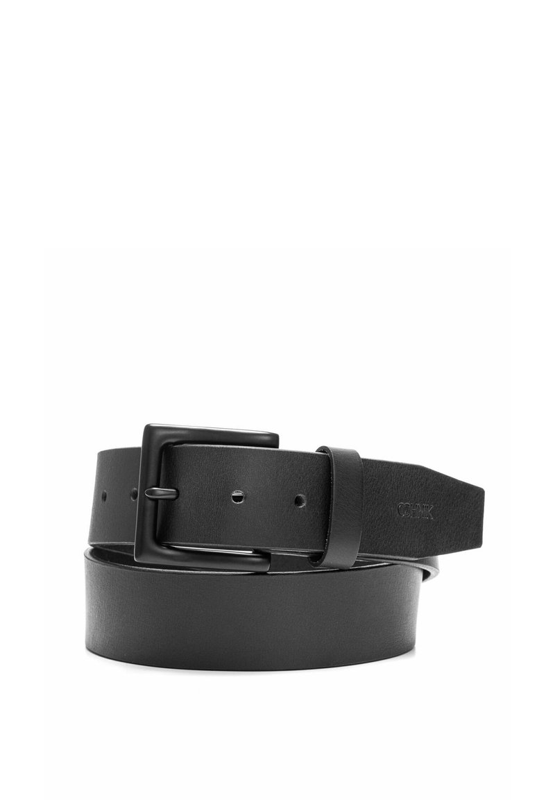 Czarny skórzany pasek o matowym wykończeniu, z prostokątną metalową klamrą i wieloma otworami do regulacji. Posiada gładką, jednolitą teksturę.