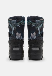 Botas negras hasta el tobillo con una suela de goma texturizada, adornadas con un diseño de temática de dinosaurios y acuática en la parte superior de tela.