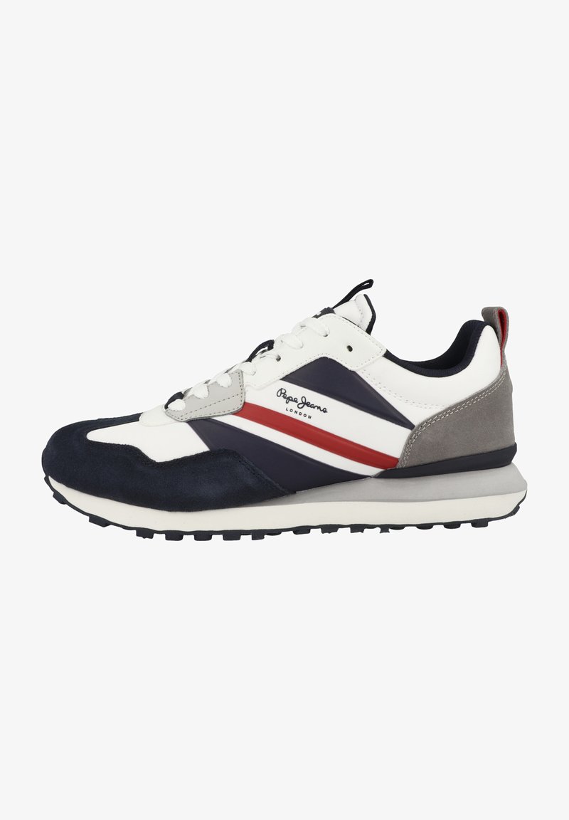Baskets de sport en cuir blanc et en daim bleu marine, avec des accents rouges et gris, semelle en caoutchouc texturé et fermeture à lacets.