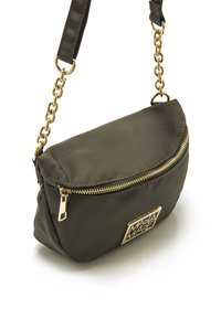 Borsa a tracolla in nylon verde oliva con catena e hardware color oro, dotata di un comparto con zip e placca con logo sulla parte anteriore.