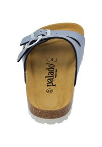 Blå läder sandal med justerbar spänne, korkfotbädd och vit gummisula. Konturerad design med en slät, strukturerad yta.