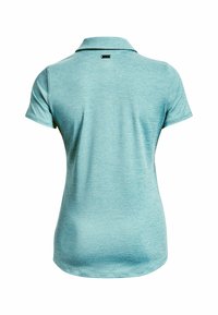 Polo à manches courtes en bleu sarcelle clair, fabriqué à partir d'un tissu doux et texturé. Il présente un col classique et une petite étiquette de marque à l'arrière.