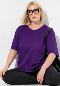 Ulla Popken PLUS SIZE BASIC SHORT SLEEVE TEE  - T-Shirt basic - deep violet