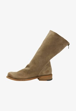 Stivale al ginocchio in suede color cammello, con punta arrotondata, tacco medio e chiusura con zip laterale. Caratterizzato da una texture liscia e cuciture pulite.