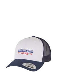 Hvit og marineblå snapback caps med "AMERICAN LIFE" i rød og blå brodering, med pustende netting bak og flat brem.