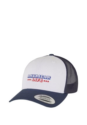 Hvit og marineblå snapback caps med "AMERICAN LIFE" i rød og blå brodering, med pustende netting bak og flat brem.