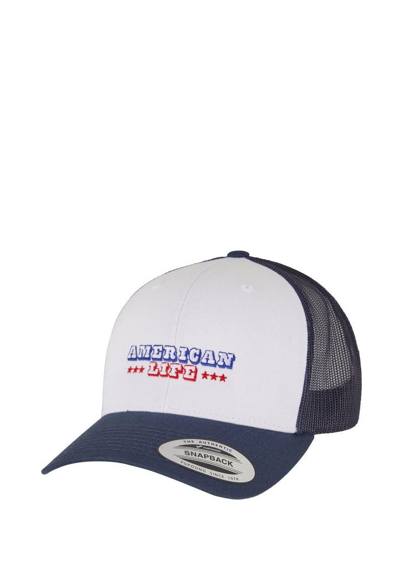 Hvit og marineblå snapback caps med "AMERICAN LIFE" i rød og blå brodering, med pustende netting bak og flat brem.