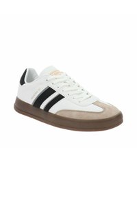 Zapatilla blanca con rayas negras y puntera de ante beige. Presenta suela de goma texturizada, diseño de cordones y un sutil logo en el costado.