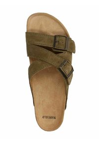 Bruine leren instapsandalen met twee verstelbare banden en vierkante metalen gespen, een gevoerd voetbed en een platte zool.