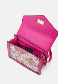Petit sac à épaule rose avec panneau avant fleuri orné, fermoir doré, étiquette noire "EVEN&ODD" à l'intérieur, et rabat supérieur ouvert.