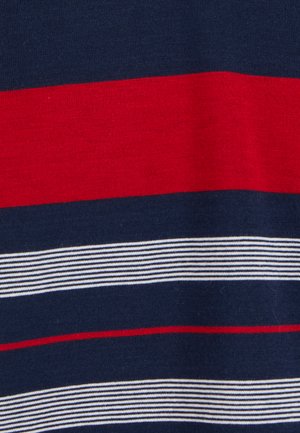 Navyblauw en rood gestreepte stof, met horizontale lijnen; effen rode strepen afgewisseld met dunne witte en navy strepen; zachte textuur.