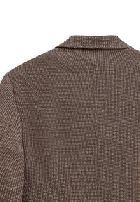Brauner strukturierter Blazer mit einem dezenten Hahnentritt-Muster, Reverskragen und klaren Linien. Das Material hat ein gewebtes Aussehen.
