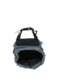 Grå och svart ryggsäck med ett meshnätfack, dragsko-stängning och justerbara remmar. Har en rymlig inre för förvaring.