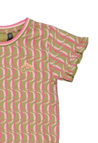 Camisa de manga corta verde con un patrón ondulado en rosa y beige, que presenta un logo bordado en el pecho. Las mangas con volantes añaden detalle.